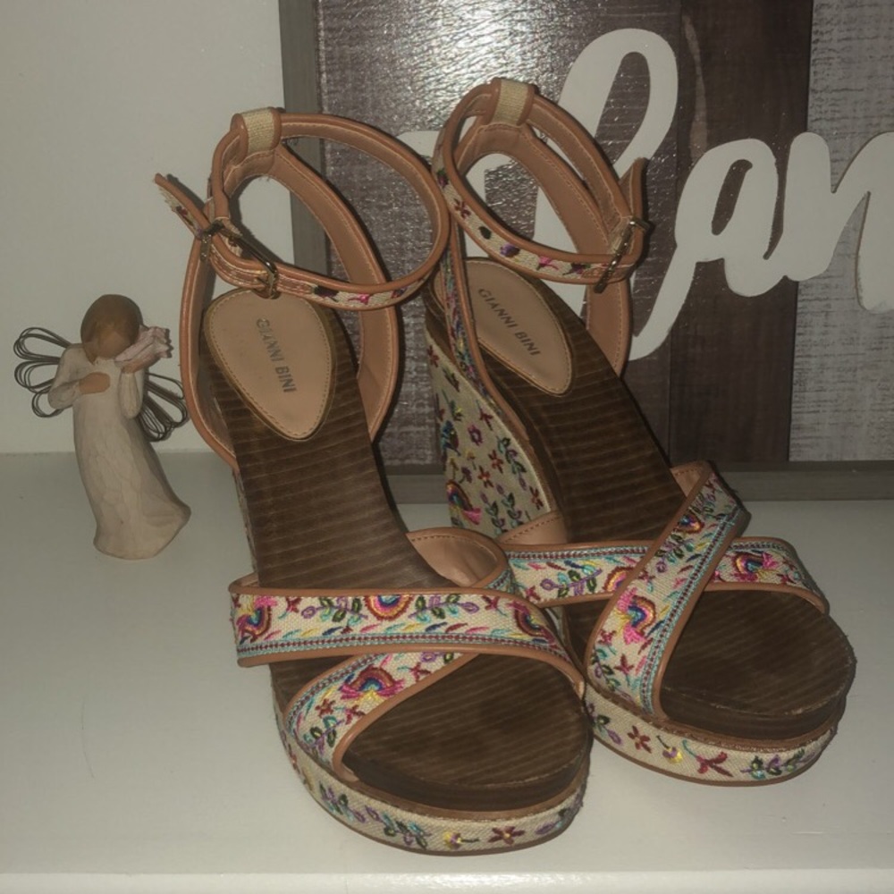 Gianna Bini peasant pattern wedges